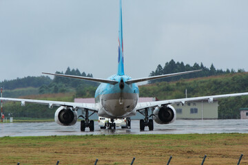 秋田空港 プッシュバック中の旅客機 A passenger plane being pushed back at Akita Airport