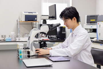 研究室　開発　実験室　臨床検査　バイオテクノロジー　新薬
