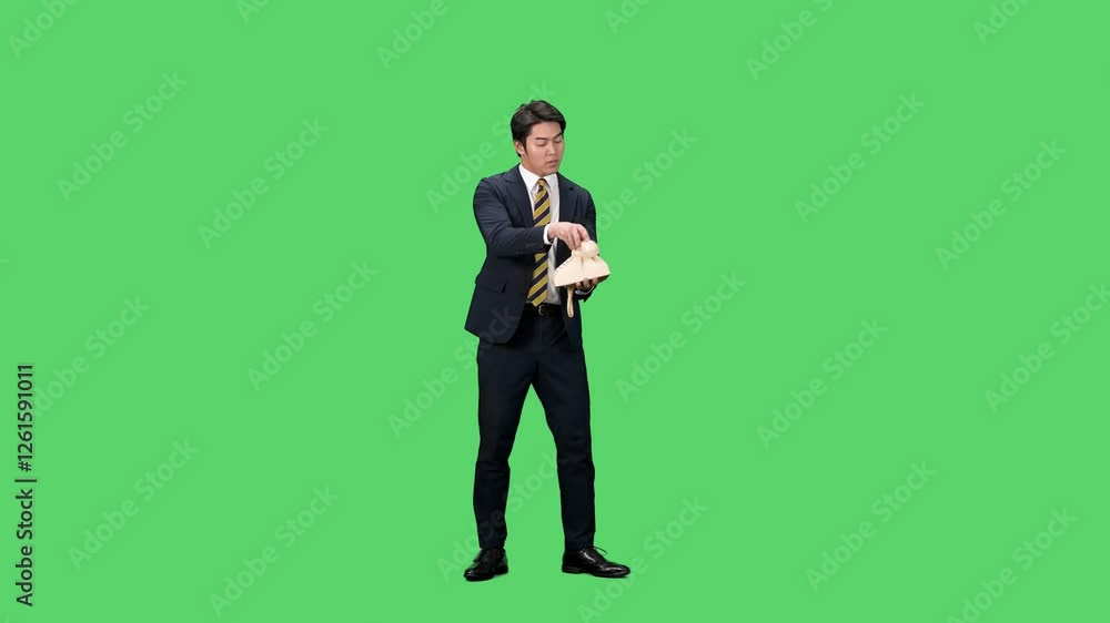 Aufkleber 電話をかけながらダンスする男性ビジネスパーソンの全身動画　クロマキー合成用グリーンバック映像