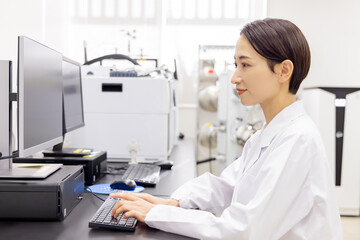 研究室　開発　実験室　臨床検査　バイオテクノロジー　新薬
