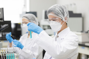 研究室　開発　実験室　臨床検査　バイオテクノロジー　新薬