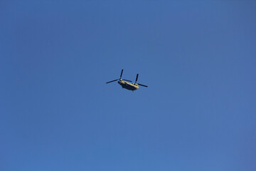 青空を飛ぶ自衛隊の大型ヘリコプター A large Self-Defense Force helicopter flying in the blue sky