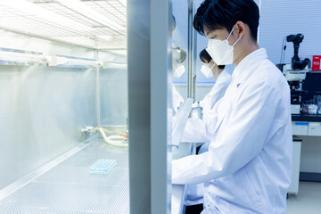 研究室　開発　実験室　臨床検査　バイオテクノロジー　新薬