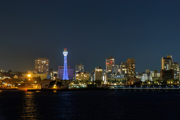 Fototapeta premium マリンタワー, 東京湾から眺める美しい横浜みなとみらいの夜景。東海汽船東京湾〜伊豆諸島航路のさるびあ丸船上にて。 2024 