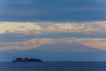 伊豆大島の海上から見る朝焼けの富士山。
美しい伊豆大島岡田港の夜明け。

東海汽船東京湾〜伊豆諸島航路のさるびあ丸船上にて。
2024
