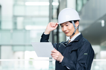 ビルで働く若い作業員　撮影協力:スカパー東京メディアセンター