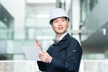 ビルで働く若い作業員　撮影協力:スカパー東京メディアセンター