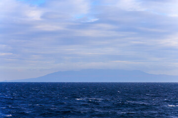 Obraz premium 利島の利島港に入港する東海汽船さるびあ丸 東京都伊豆諸島式根島-2024 