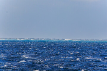 美しい式根島港。
青い海と海岸線の向こうには、新島の白い崖と無人島の早島が見える。

東京都伊豆諸島式根島-2024
