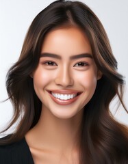 Naklejka premium 白く整った美しい歯並びの女性の顔のクローズアップ。白い背景。AIで生成 