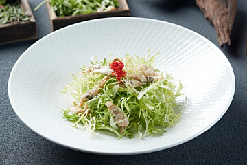 Cold clam meat with bitter chrysanthemum