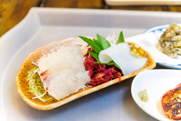 式根島特産のアカイカ（ヤリイカ）と養殖マダイの刺身。キンメダイの煮付け。
式根島特産の明日葉とアメリカ芋、もずくの天ぷら。
民宿の畑で取れたパプリカの肉詰め。

式根島の民宿の海鮮山盛りの美味しい晩ごはん。
東京都伊豆諸島式根島-2024
