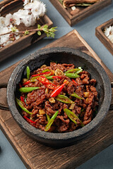 Stir-fried beef tenderloin with Hangzhou pepper in stone pot