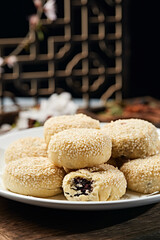 Baked purple rice stuffing sesame pot cake