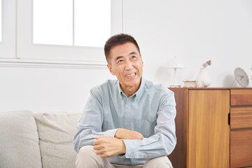 シニア男性　想像する　リビング