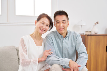 シニアの夫婦　ポートレート　リビング　カメラ目線