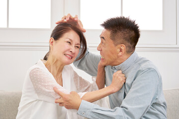 夫婦喧嘩するシニア夫婦　リビング