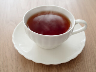 ティーカップの中の湯気が立つ熱い紅茶