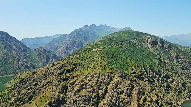 Stunning view of the Sirwan River surrounded by rugged mountains and lush greenery under a clear sky.
📍Hawraman Takht - Kurdistan