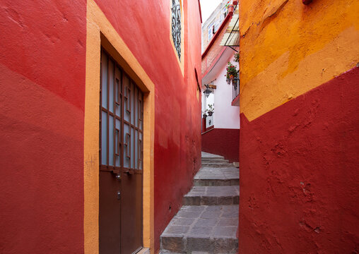 Fototapeta Guanajuato, Mexico, Scenic streets and colorful colonial architecture in Guanajuato historic center.