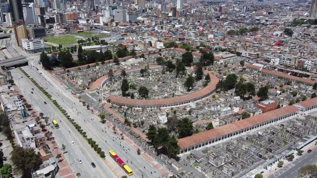 Vista a&eacute;rea con dron del centro y parte del cementerio central de Bogot&aacute;