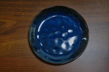 古い木目板と丸い皿