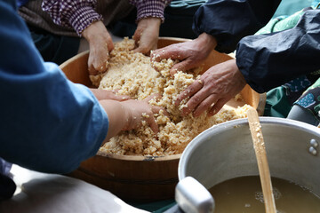 	味噌作りをする女性