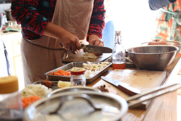 料理をする女性　料理教室イメージ