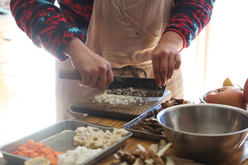 料理をする女性　料理教室イメージ