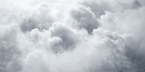 Obraz premium A large expanse of gray cloud-filled sky, indicating a potentially overcast or stormy day.