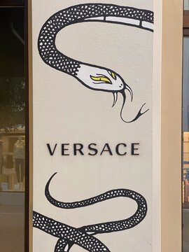 Versace ロゴ看板 Versace Logo」の写真素材 | 526件の無料イラスト画像 | Adobe Stock