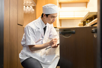 在庫の管理をする和食の料理人