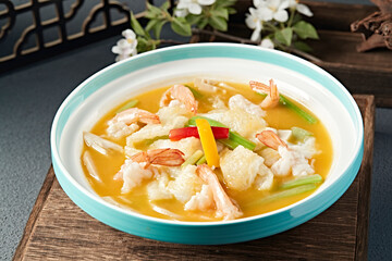 Colorful pepper and loofah soup with winter bamboo shoots, fish maw and prawns