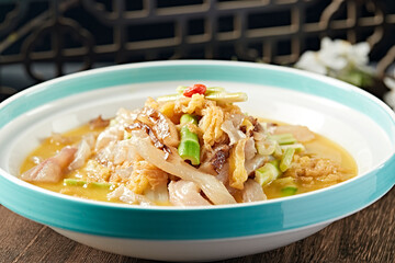 Braised Pig's Pig's Tail with Pickled Cabbage and Young Bamboo Shoots