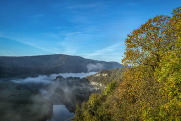 Paysage embrumée au lever du jour