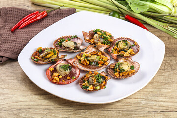 Baked scallops with scalion oil