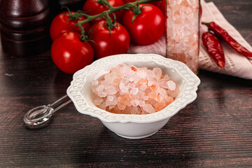 Rose pink Himalai salt in the bowl