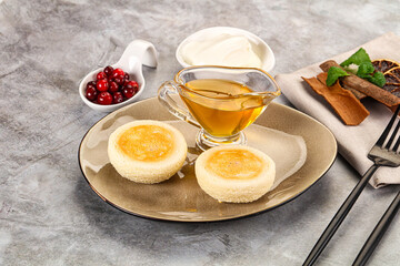 Roasted cheesecakes - Syrniki with honey