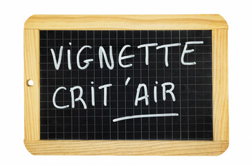 les mots vignette Crit'Air &eacute;crit en fran&ccedil;ais sur une ardoise