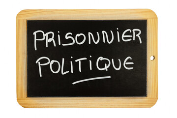 Obraz premium les mots prisonnier politique écrit en français sur une ardoise
