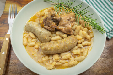 plat cuisiné, cassoulet, en gros plan.	