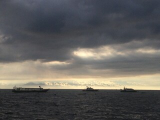 Obraz premium Dramatic Cloudy Sky Over the Ocean with Ships