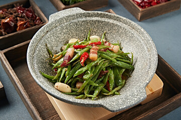 Garlic-flavored pork belly with garlic and shredded beans in stone pot