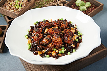 Braised abalone with garlic, chicken mushroom and fresh abalone