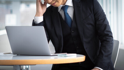 Obraz premium 頭を抱えて悩む男性ビジネスマン