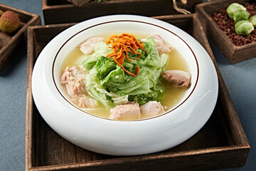 Canned pork elbow stewed with lettuce and cordyceps flowers in soup