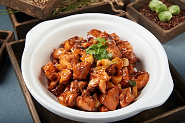 Stir-fried Chicken in Garlic Sauce in Casserole