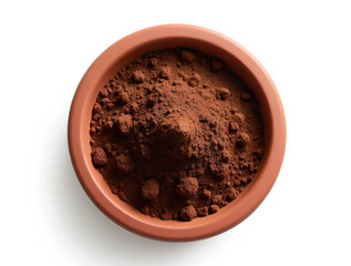 Poudre de caroube moulue (Ceratonia siliqua) dans un pot en argile, vue de dessus sur fond blanc