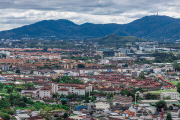 Obraz premium Morning nature background on a high mountain overlooking the sky above the sea with bright colors according to the time of the changing sun rising, surrounded by beautiful trees of various sizes.