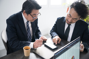 部下にスマホやパソコンの操作を教わる上司